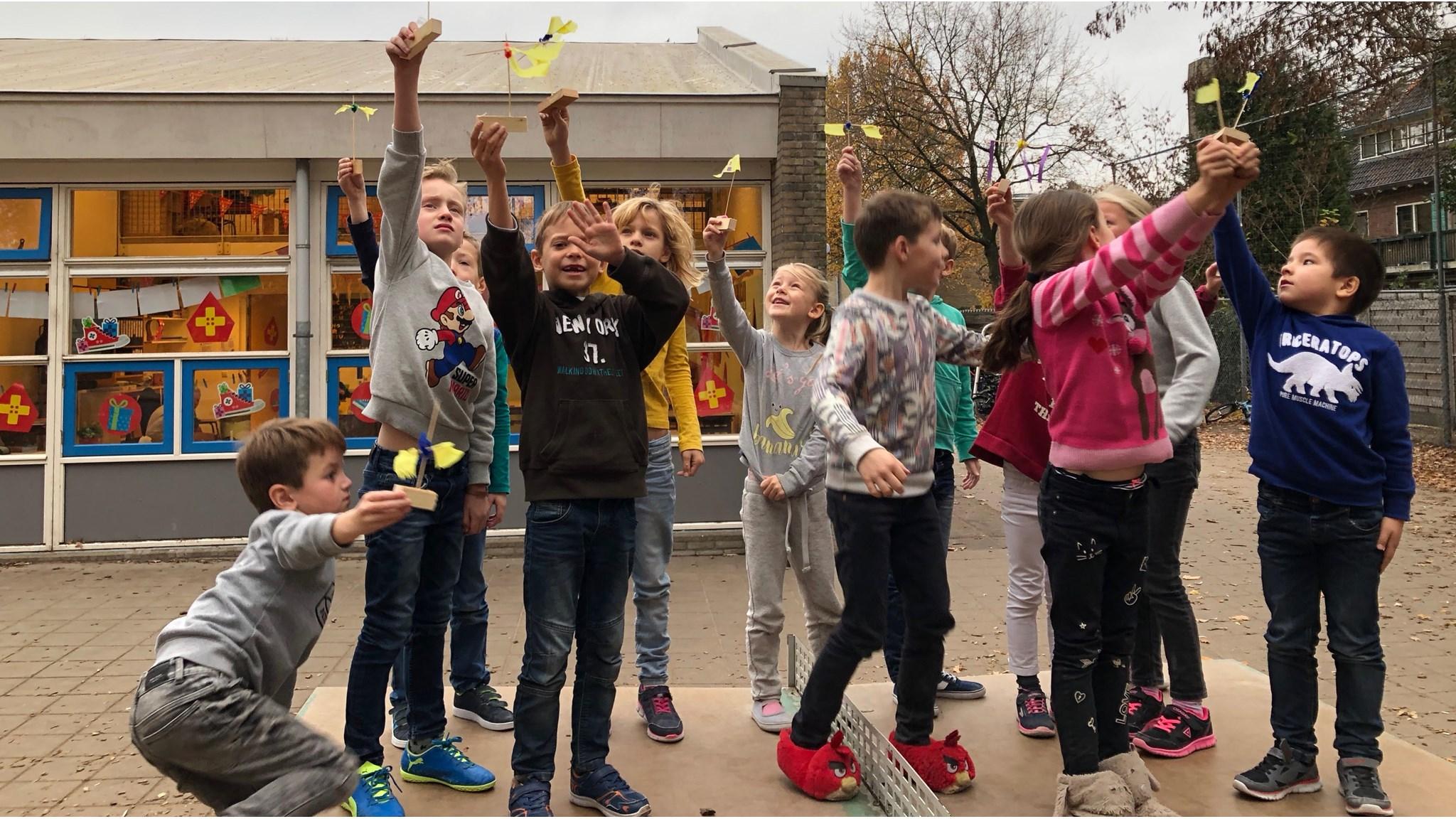 Leerlingen van Openbare Jenaplanschool Het Spoor in Zeist vieren hun creativiteit op het schoolplein. Leerlingen van Openbare Jenaplanschool Het Spoor in Zeist vieren hun creativiteit op het schoolplein.