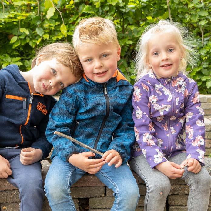 Leerlingen van Palmenhof in Middelburg lachen samen op het schoolplein. Leerlingen van Palmenhof in Middelburg lachen samen op het schoolplein.