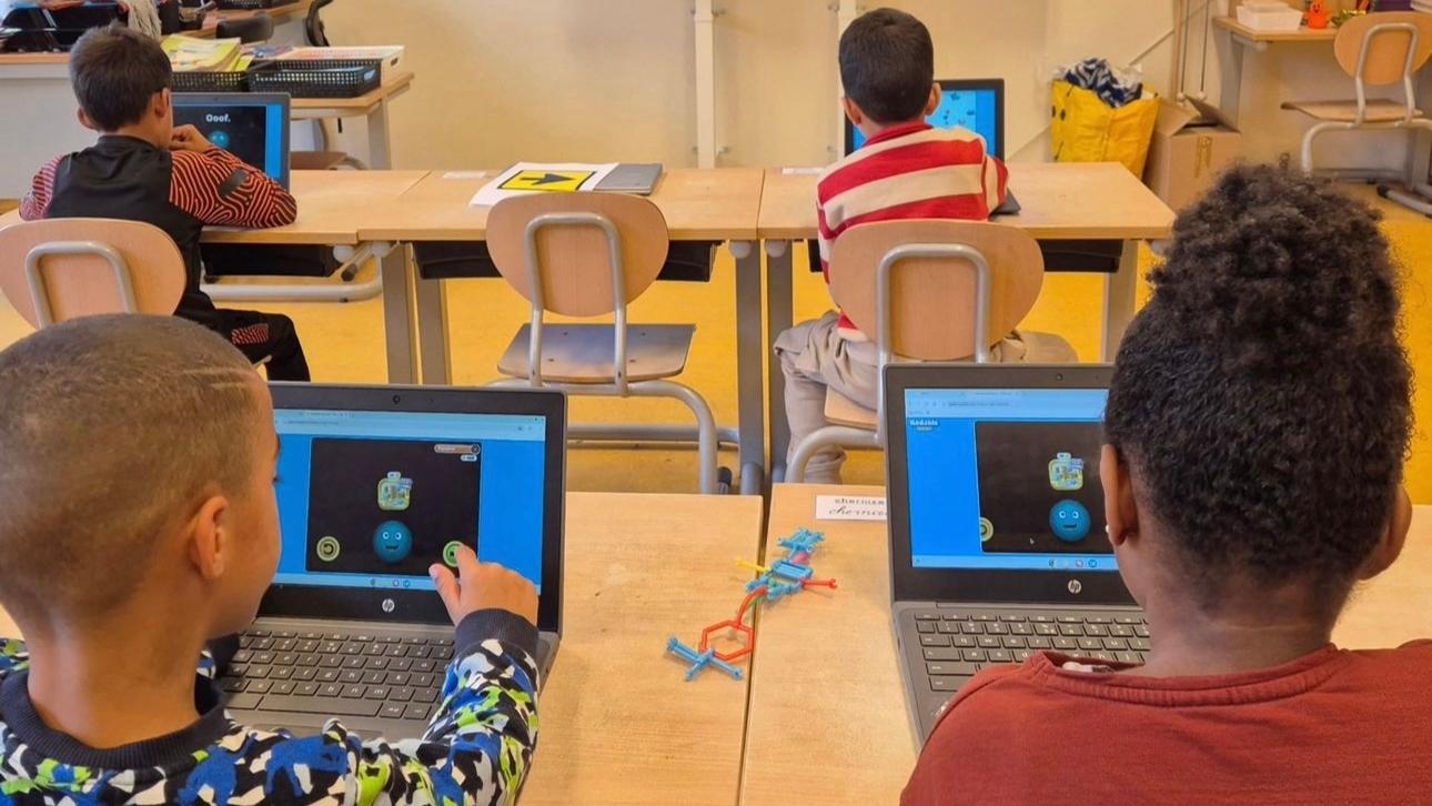Leerlingen van Parkwijck, Openbare Basisschool in Dordrecht, gebruiken laptops voor digitale lesactiviteiten. Leerlingen van Parkwijck, Openbare Basisschool in Dordrecht, gebruiken laptops voor digitale lesactiviteiten.