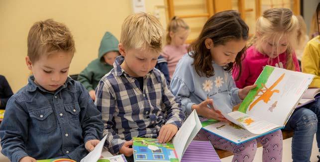 Leerlingen van P.C. basisschool De Bolster in Amersfoort genieten van lezen in een klaslokaal. Leerlingen van P.C. basisschool De Bolster in Amersfoort genieten van lezen in een klaslokaal.