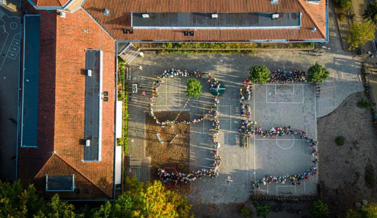 Leerlingen van P.C. basisschool De Bolster in Amersfoort staan op het schoolplein in een creatieve formatie. Leerlingen van P.C. basisschool De Bolster in Amersfoort staan op het schoolplein in een creatieve formatie.
