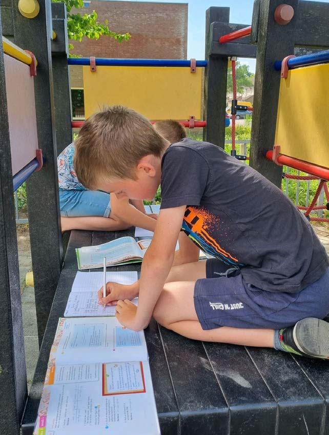 Leerlingen van P.C. basisschool De Parkschool in Amersfoort gebruiken het schoolplein om te studeren. Leerlingen van P.C. basisschool De Parkschool in Amersfoort gebruiken het schoolplein om te studeren.