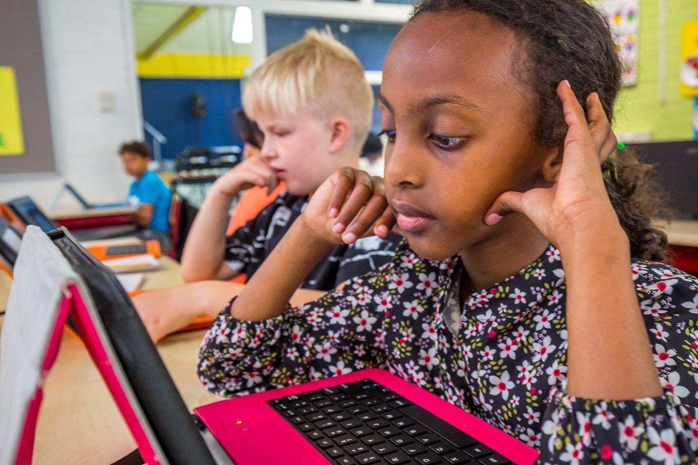 Leerlingen van pcb De Sjalomschool in Capelle aan den IJssel werken geconcentreerd aan hun laptops. Leerlingen van pcb De Sjalomschool in Capelle aan den IJssel werken geconcentreerd aan hun laptops.