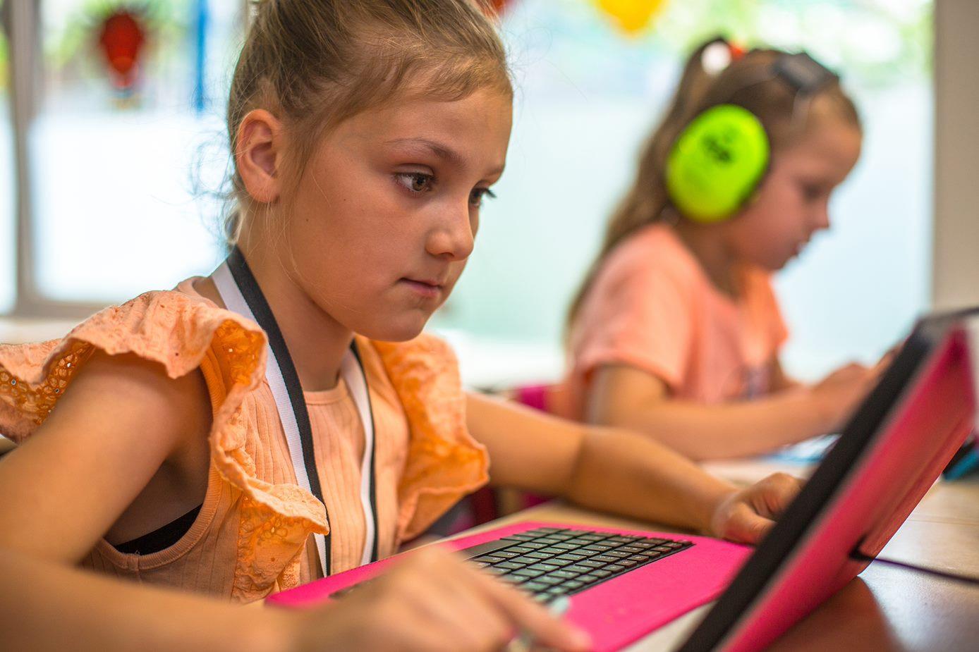 Leerlingen van pcb De Sjalomschool in Capelle aan den IJssel werken geconcentreerd op laptops in de klas. Leerlingen van pcb De Sjalomschool in Capelle aan den IJssel werken geconcentreerd op laptops in de klas.