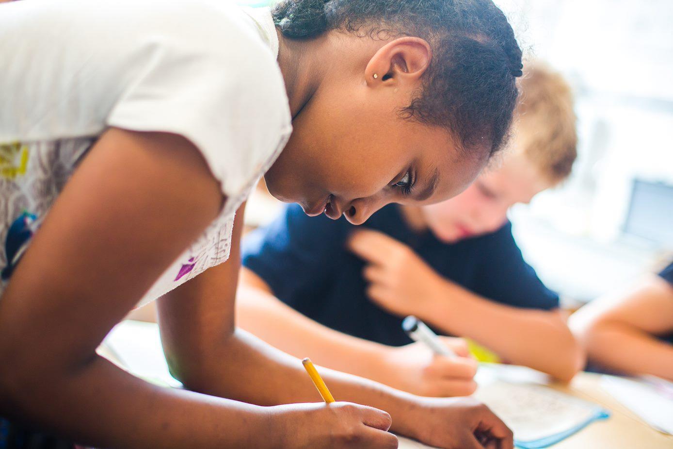 Leerlingen van pcb De Sjalomschool in Capelle aan den IJssel zijn bezig met hun studie. Leerlingen van pcb De Sjalomschool in Capelle aan den IJssel zijn bezig met hun studie.