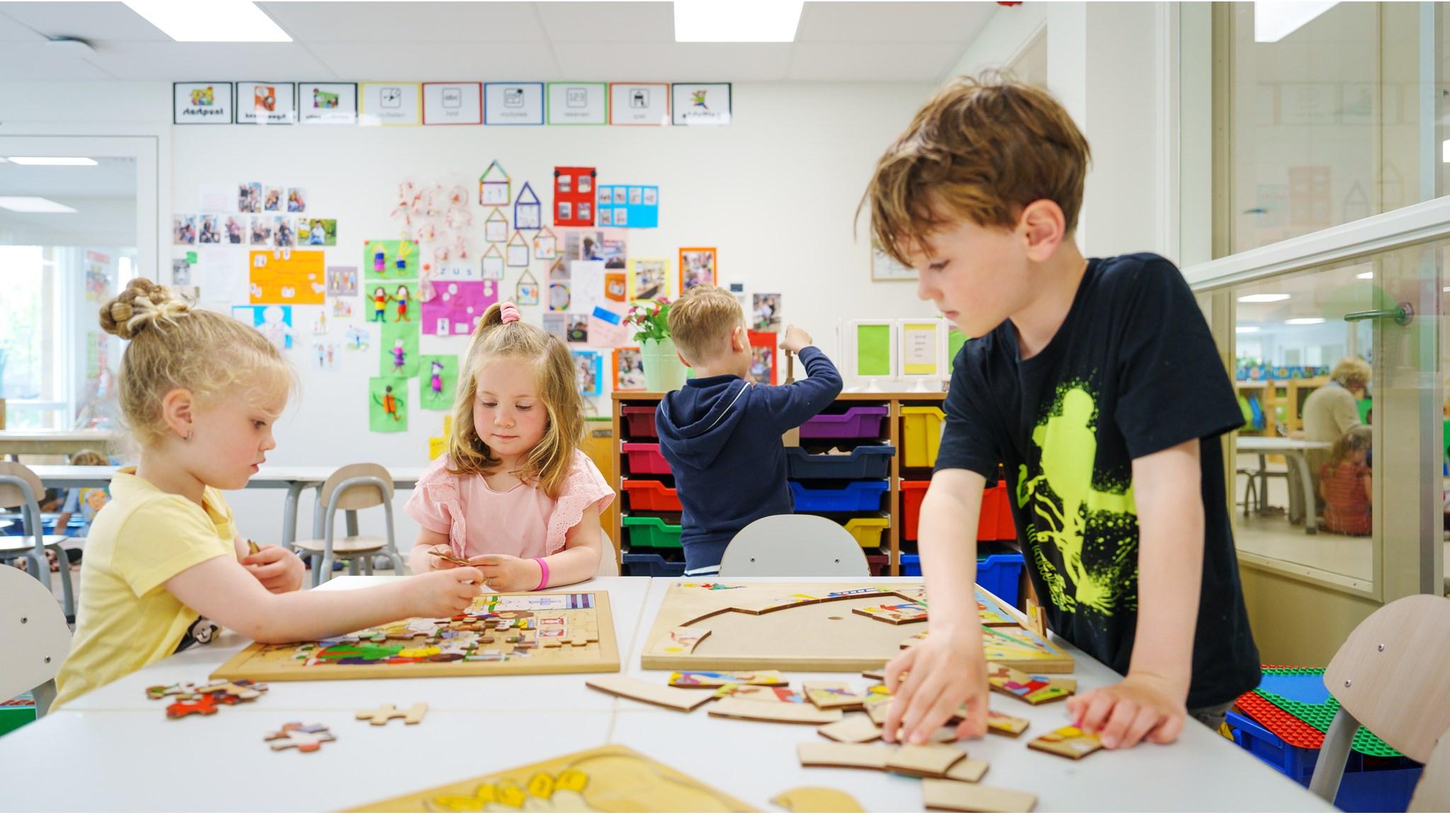 Leerlingen van PCBO De Ploeg in Apeldoorn spelen en leren met puzzels in een vrolijke klasomgeving. Leerlingen van PCBO De Ploeg in Apeldoorn spelen en leren met puzzels in een vrolijke klasomgeving.