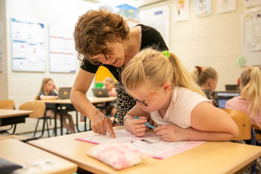 Leerlingen van PCBO De Wonderboom in Amersfoort krijgen persoonlijke begeleiding in hun klas.