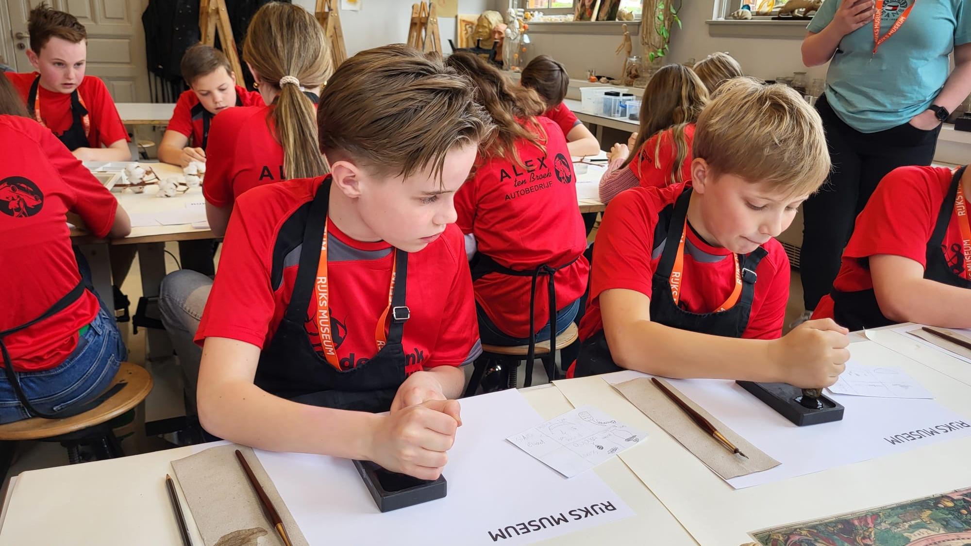 Leerlingen van Protestant Christelijke Basisschool De Rank in Toldijk werken geconcentreerd aan creatieve projecten in een klaslokaal. Leerlingen van Protestant Christelijke Basisschool De Rank in Toldijk werken geconcentreerd aan creatieve projecten in een klaslokaal.