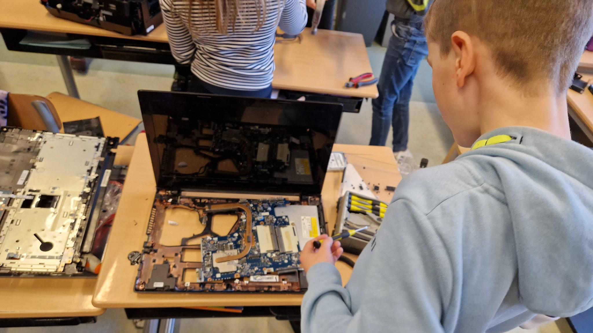 Leerlingen van RK Basisschool De Bolderik in Hank leren over hardware door laptops uit elkaar te halen in de klas. Leerlingen van RK Basisschool De Bolderik in Hank leren over hardware door laptops uit elkaar te halen in de klas.