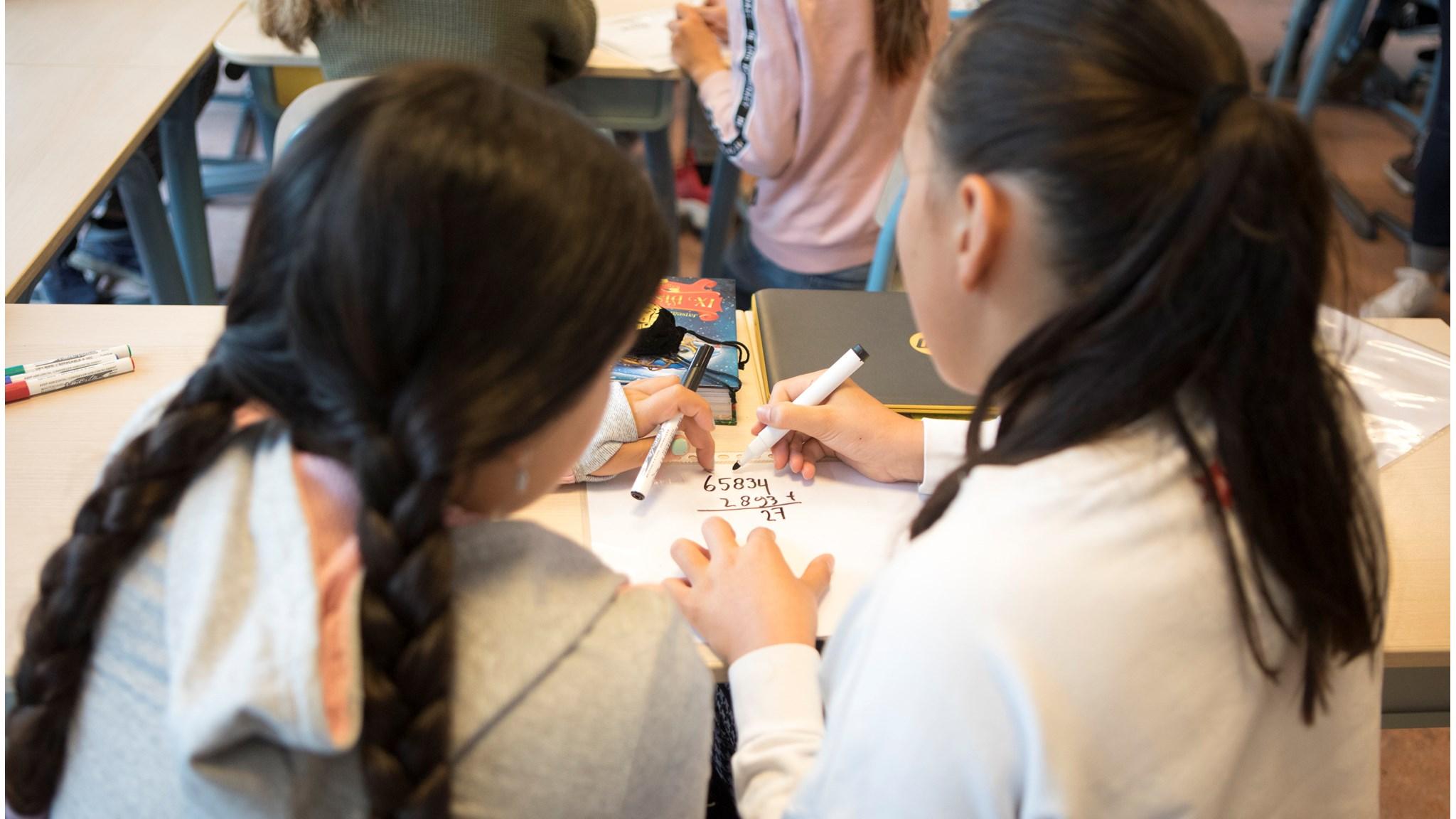 Leerlingen van RK Basisschool De Bron in Reeuwijk werken samen aan een rekenopdracht. Leerlingen van RK Basisschool De Bron in Reeuwijk werken samen aan een rekenopdracht.