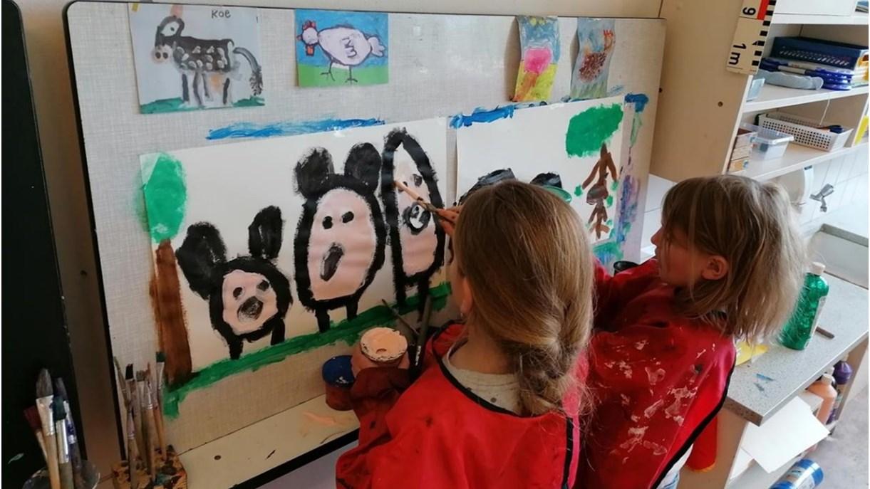Leerlingen van RK Basisschool De Vonder in Raamsdonksveer schilderen creatief op een schoolbord. Leerlingen van RK Basisschool De Vonder in Raamsdonksveer schilderen creatief op een schoolbord.