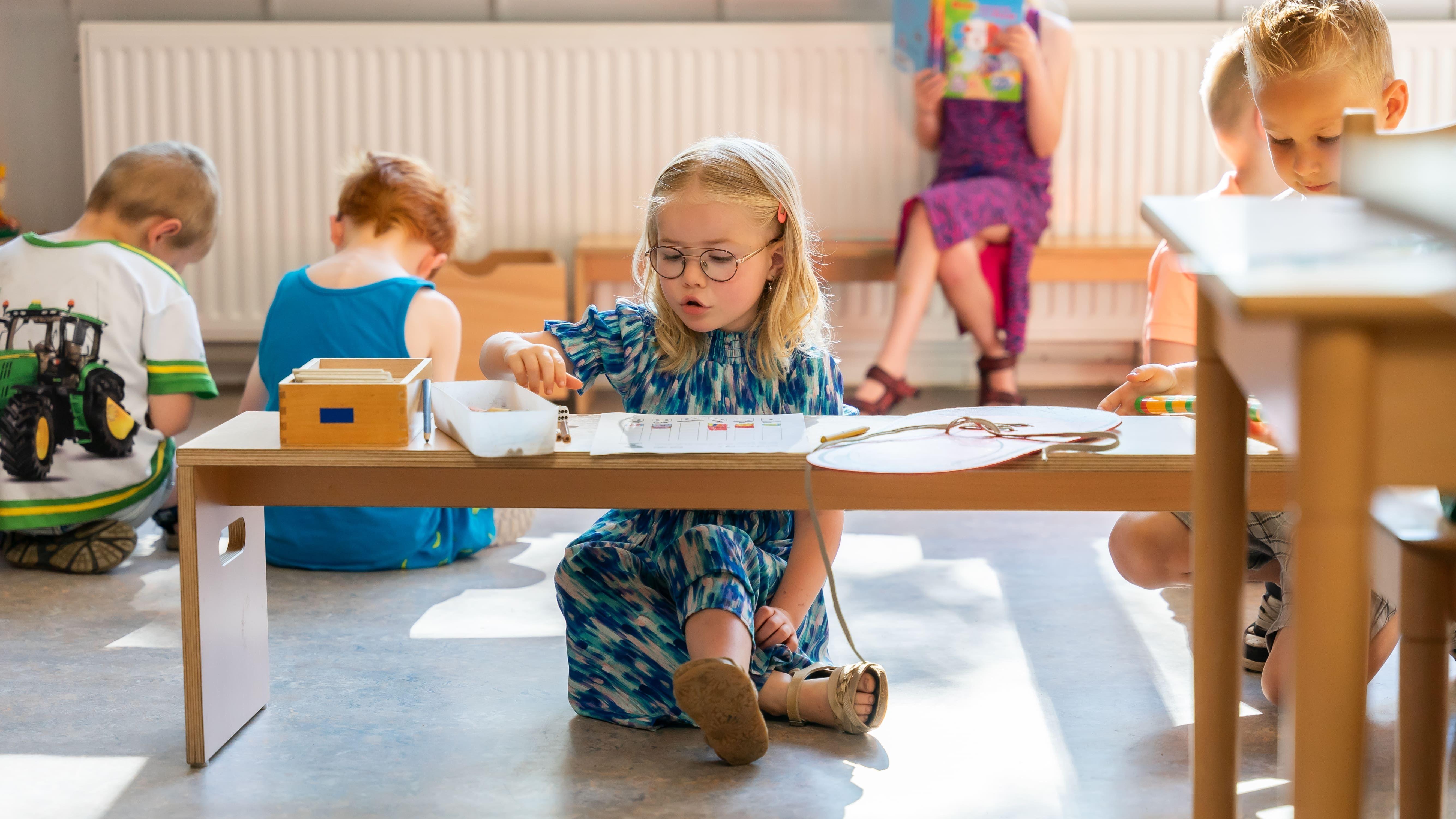 Leerlingen van RK Basisschool Op Weg in Haarle (Gem. Hellendoorn) zijn bezig met creatieve activiteiten in de klas. Leerlingen van RK Basisschool Op Weg in Haarle (Gem. Hellendoorn) zijn bezig met creatieve activiteiten in de klas.