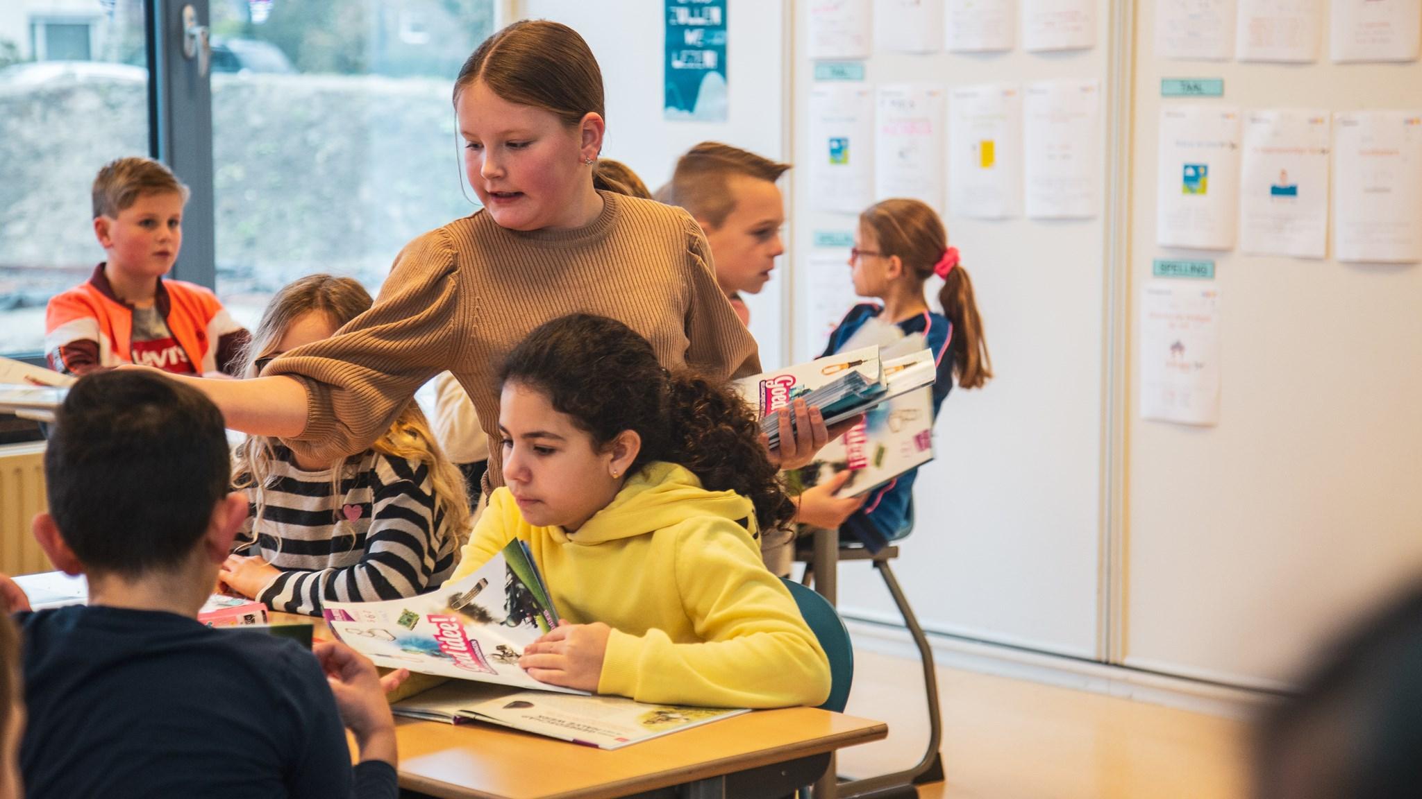 Leerlingen van RK Basisschool Schuttevaer in Hansweert werken samen aan een schoolopdracht in de klas.