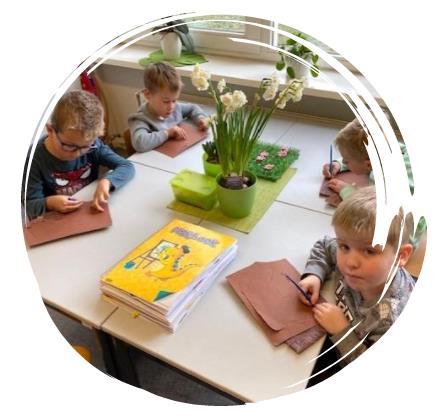 Leerlingen van RK Basisschool Sint Jozef in Someren zijn bezig met creatieve activiteiten aan hun tafel. Leerlingen van RK Basisschool Sint Jozef in Someren zijn bezig met creatieve activiteiten aan hun tafel.