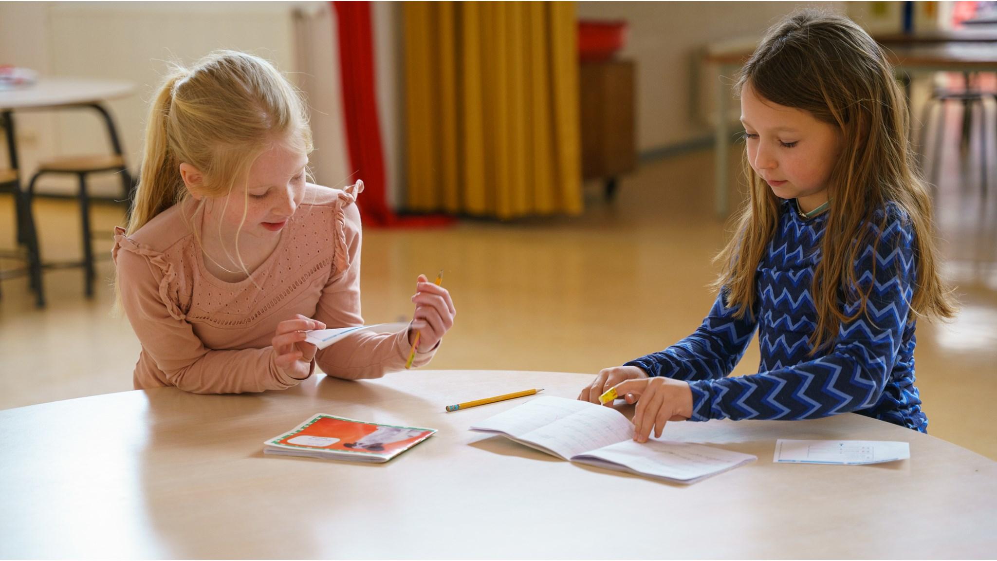 Leerlingen van RK Basisschool St Antonius in Maren-Kessel oefenen samen aan een tafel. Leerlingen van RK Basisschool St Antonius in Maren-Kessel oefenen samen aan een tafel.
