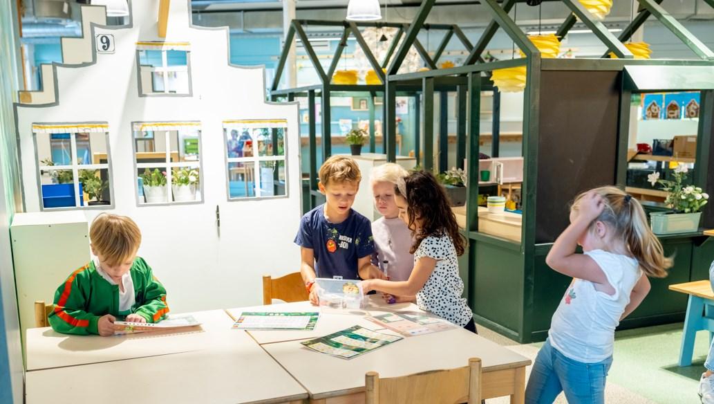 Leerlingen van R.K. basisschool St. Josephschool in Hooglanderveen werken samen in een speellokaal. Leerlingen van R.K. basisschool St. Josephschool in Hooglanderveen werken samen in een speellokaal.