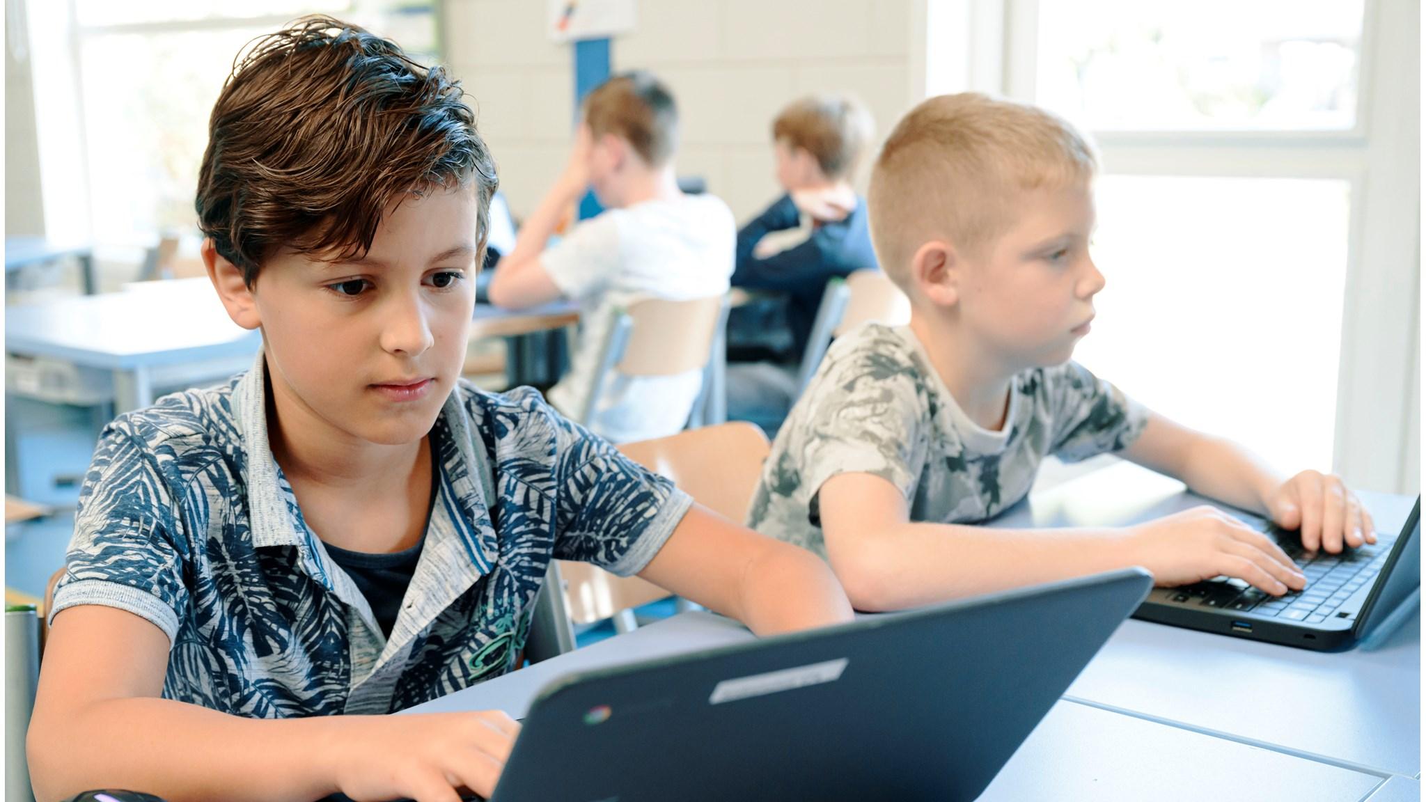 Leerlingen van R.K. Basisschool WSKO Andreashof in Kwintsheul werken geconcentreerd achter hun laptops. Leerlingen van R.K. Basisschool WSKO Andreashof in Kwintsheul werken geconcentreerd achter hun laptops.