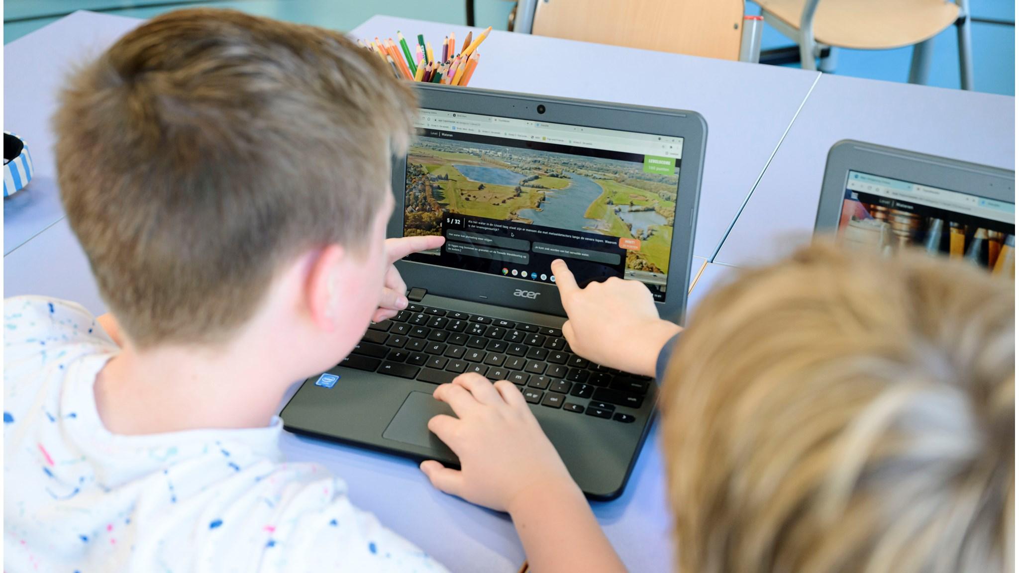 Leerlingen van R.K. Basisschool WSKO Andreashof in Kwintsheul werken samen op een laptop in de klas. Leerlingen van R.K. Basisschool WSKO Andreashof in Kwintsheul werken samen op een laptop in de klas.