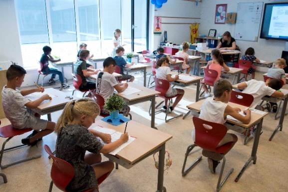 Leerlingen van Rk Bs De Cramignon in Eijsden zijn aan het werk in de klas. Leerlingen van Rk Bs De Cramignon in Eijsden zijn aan het werk in de klas.