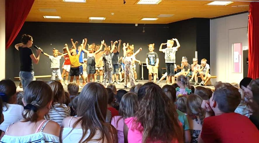Leerlingen van Rk Bs De Cramignon uit Eijsden presenteren een voorstelling op het podium. Leerlingen van Rk Bs De Cramignon uit Eijsden presenteren een voorstelling op het podium.