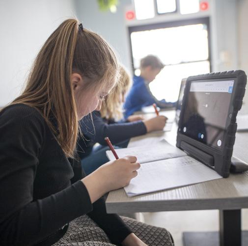 Leerlingen van rooms-katholieke basisschool Sinte Lucij in Steensel werken aan hun opdrachten. Leerlingen van rooms-katholieke basisschool Sinte Lucij in Steensel werken aan hun opdrachten.