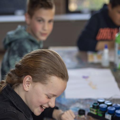 Leerlingen van rooms-katholieke basisschool Sinte Lucij in Steensel zijn bezig met een creatieve activiteit. Leerlingen van rooms-katholieke basisschool Sinte Lucij in Steensel zijn bezig met een creatieve activiteit.