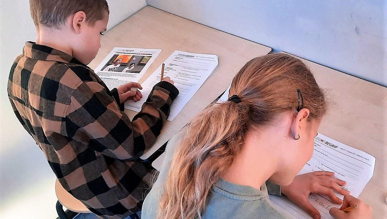 Leerlingen van SBO De Toekomst in Dordrecht werken aan hun opdrachten aan een tafel. Leerlingen van SBO De Toekomst in Dordrecht werken aan hun opdrachten aan een tafel.