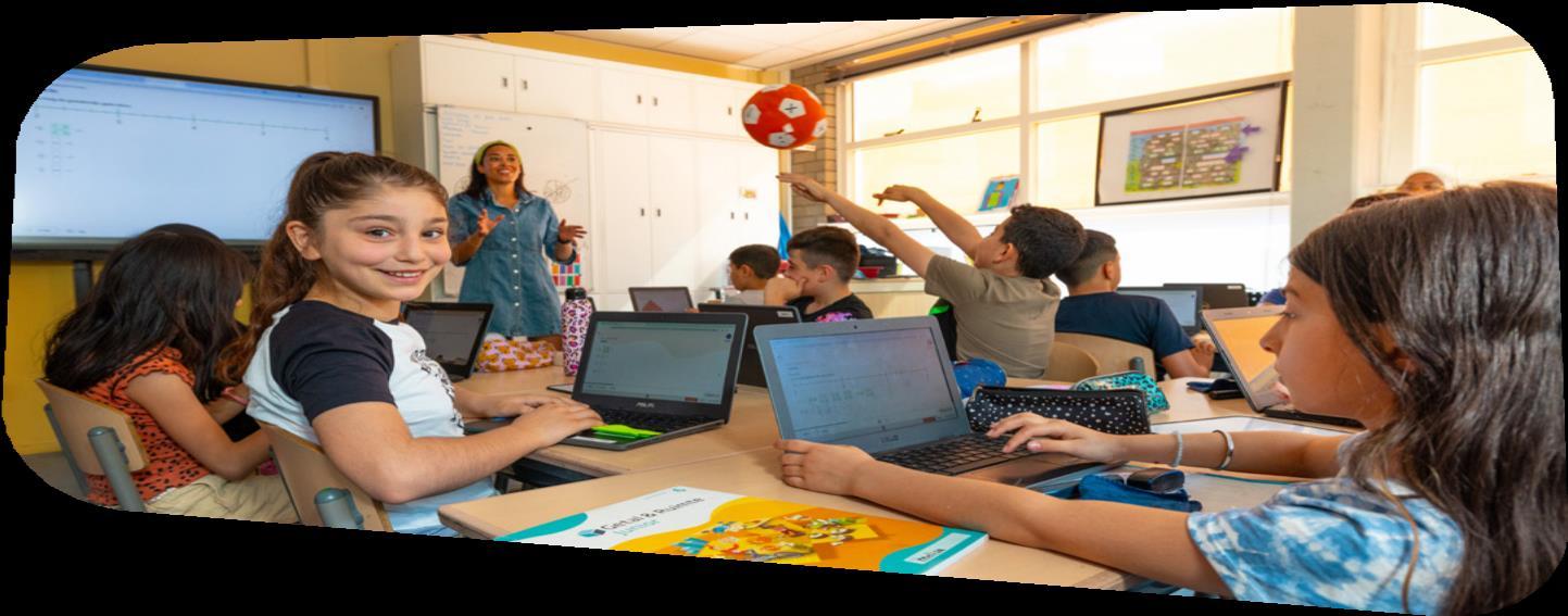 Leerlingen van SBO De Vlinder in Rotterdam zijn actief bezig in de klas met laptops en een interactieve les.