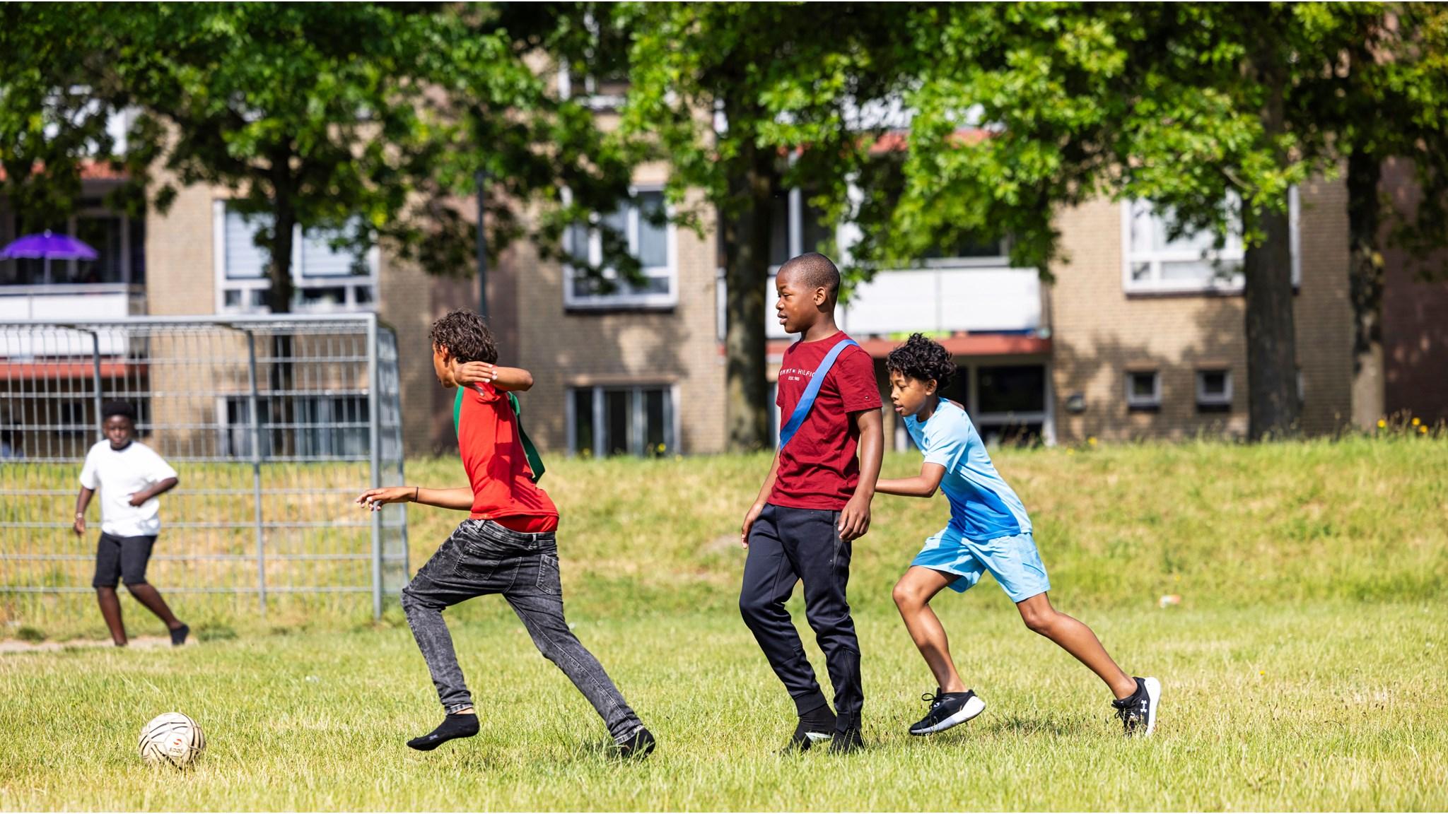 Leerlingen van SBO De Watertuin in Almere spelen voetbal op het schoolplein. Leerlingen van SBO De Watertuin in Almere spelen voetbal op het schoolplein.