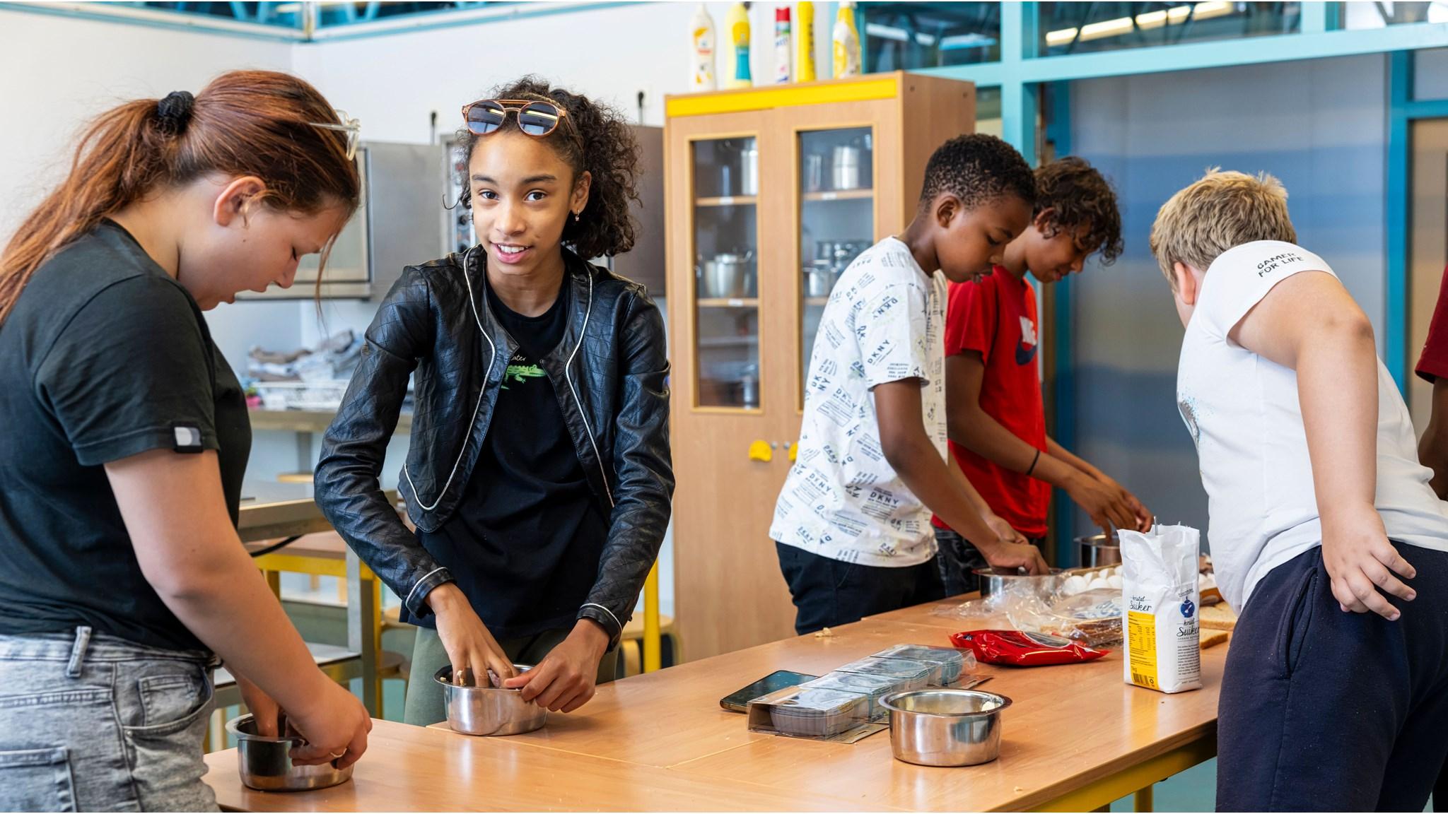 Leerlingen van SBO De Watertuin in Almere zijn bezig met een kookactiviteit in de keuken. Leerlingen van SBO De Watertuin in Almere zijn bezig met een kookactiviteit in de keuken.