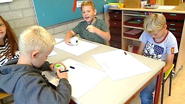 Leerlingen van SBO de Windroos, locatie de Goffert in Nijmegen bezig met creatieve activiteiten aan tafel. Leerlingen van SBO de Windroos, locatie de Goffert in Nijmegen bezig met creatieve activiteiten aan tafel.