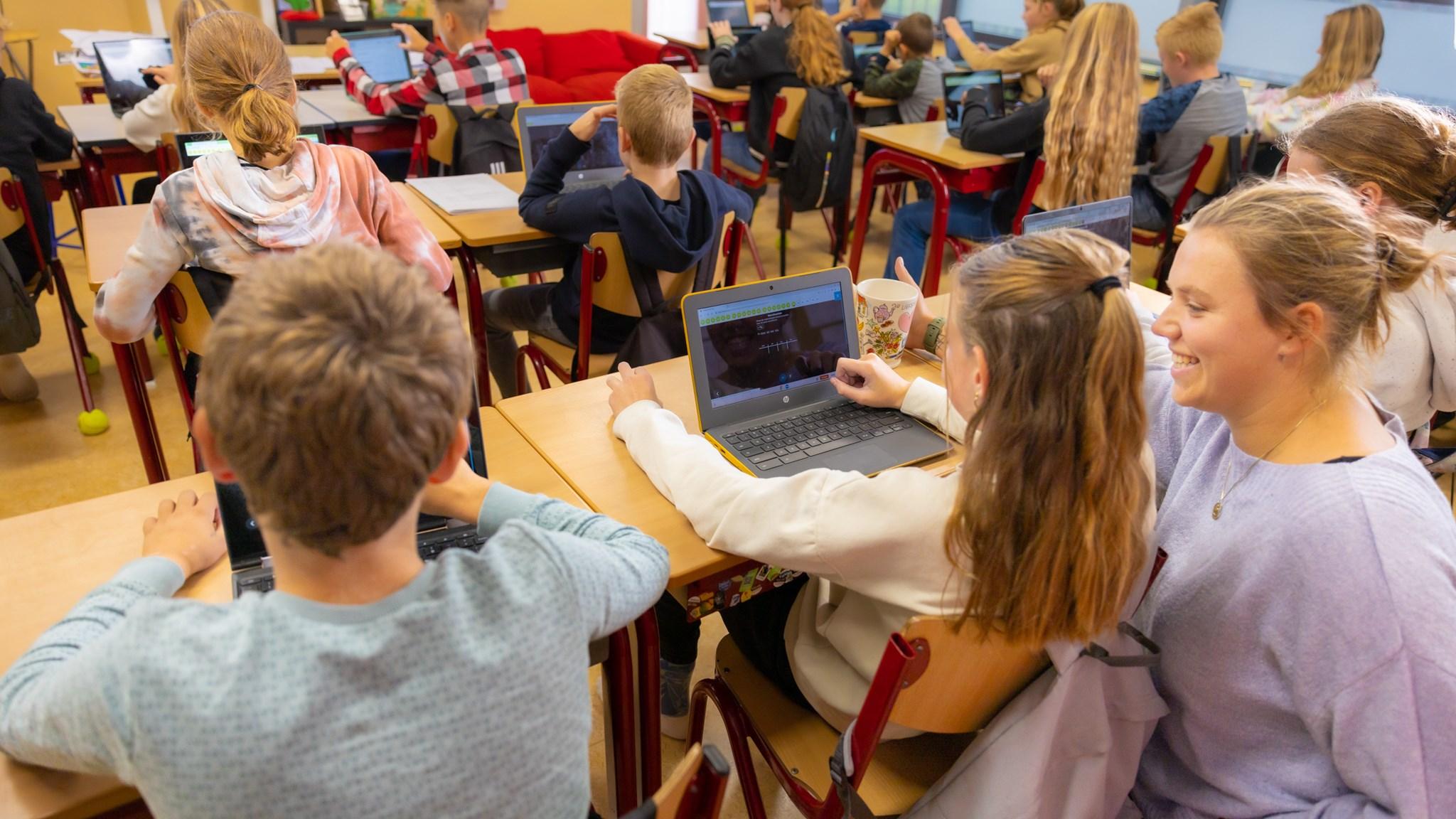 Leerlingen van SBO Park en Dijk in Gouda gebruiken laptops in de klas. Leerlingen van SBO Park en Dijk in Gouda gebruiken laptops in de klas.