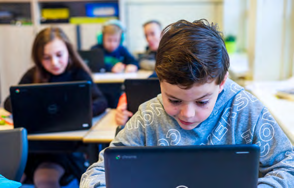 Leerlingen van school Paulus in Enschede werken geconcentreerd aan hun laptops in de klas. Leerlingen van school Paulus in Enschede werken geconcentreerd aan hun laptops in de klas.