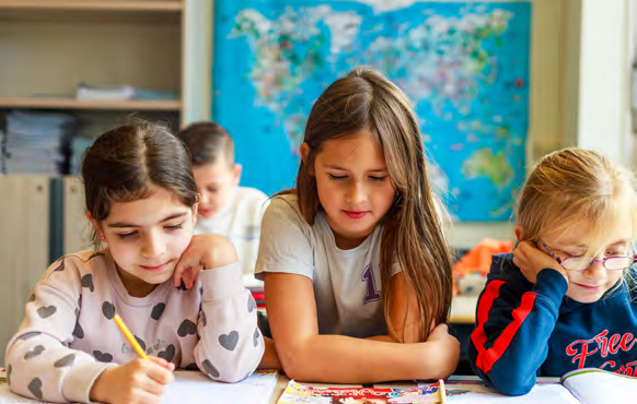 Leerlingen van School Paulus in Enschede werken samen aan een opdracht. Leerlingen van School Paulus in Enschede werken samen aan een opdracht.