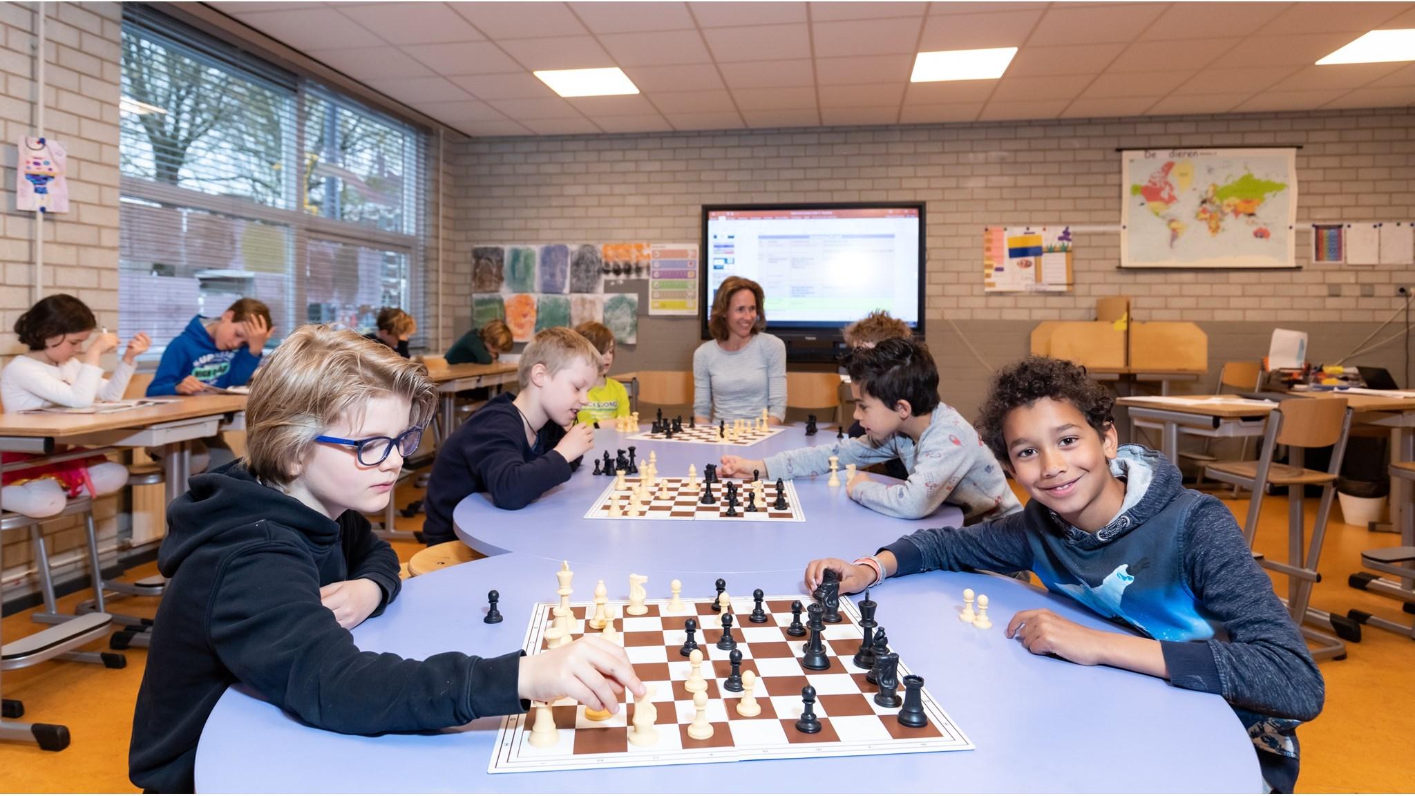 Leerlingen van school Quadratum in Rotterdam spelen schaken in hun klaslokaal.