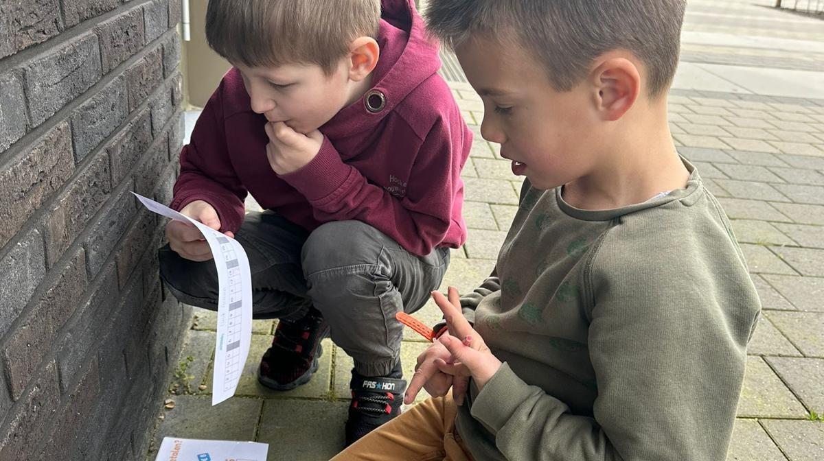 Leerlingen van School voor Speciaal Basisonderwijs De Meie in Zierikzee zijn bezig met een activiteit op het schoolplein. Leerlingen van School voor Speciaal Basisonderwijs De Meie in Zierikzee zijn bezig met een activiteit op het schoolplein.