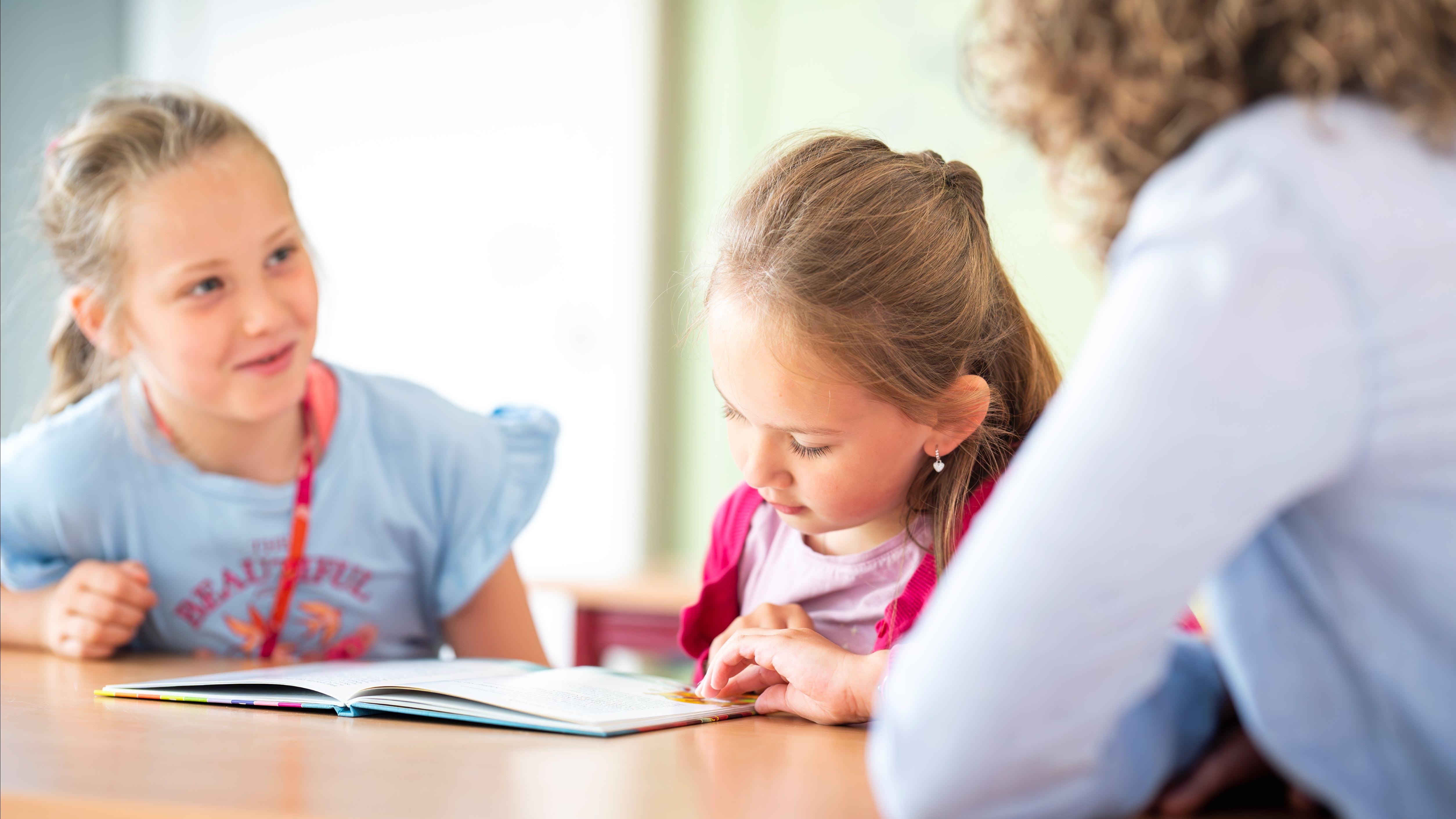 Leerlingen van Stichting 'Aan Boord' in Dronten zijn samen aan het lezen en leren. Leerlingen van Stichting 'Aan Boord' in Dronten zijn samen aan het lezen en leren.