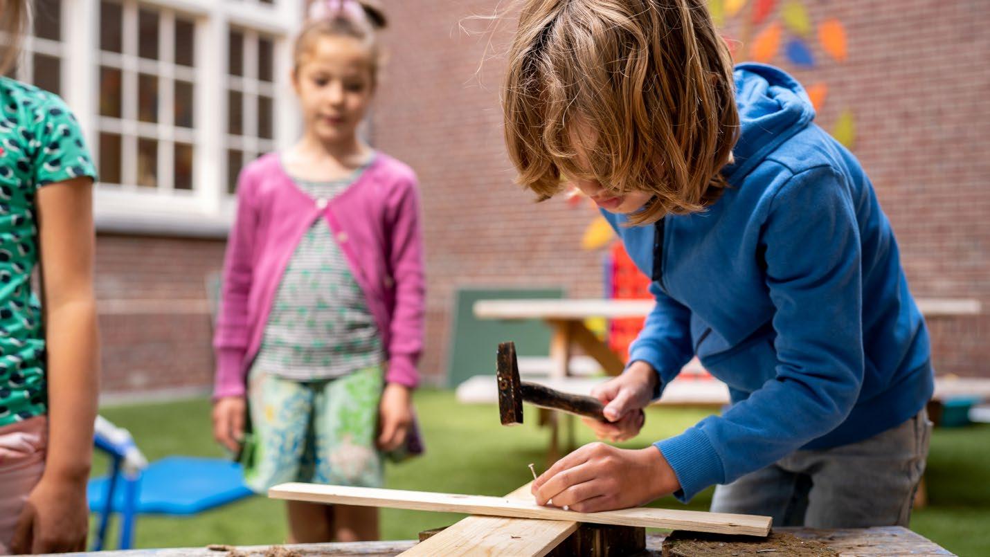 Leerlingen van Synergieschool St Alfonsus voor basisonderwijs in Roermond zijn creatief bezig op het schoolplein. Leerlingen van Synergieschool St Alfonsus voor basisonderwijs in Roermond zijn creatief bezig op het schoolplein.