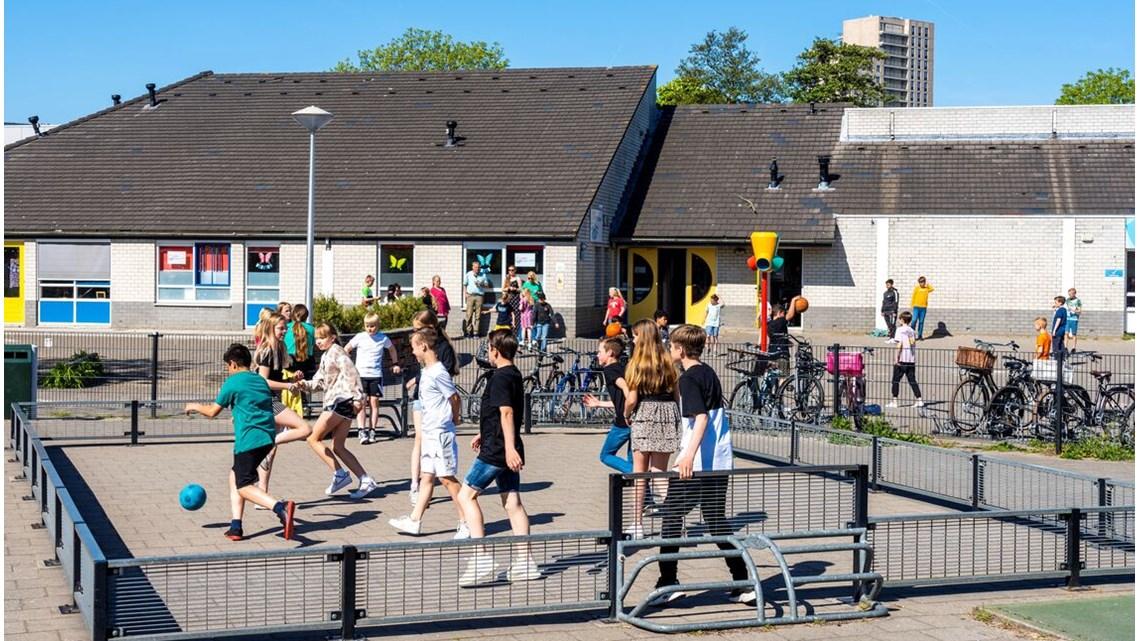 Leerlingen van 't Bolwerk in Leiderdorp spelen op het schoolplein. Leerlingen van 't Bolwerk in Leiderdorp spelen op het schoolplein.