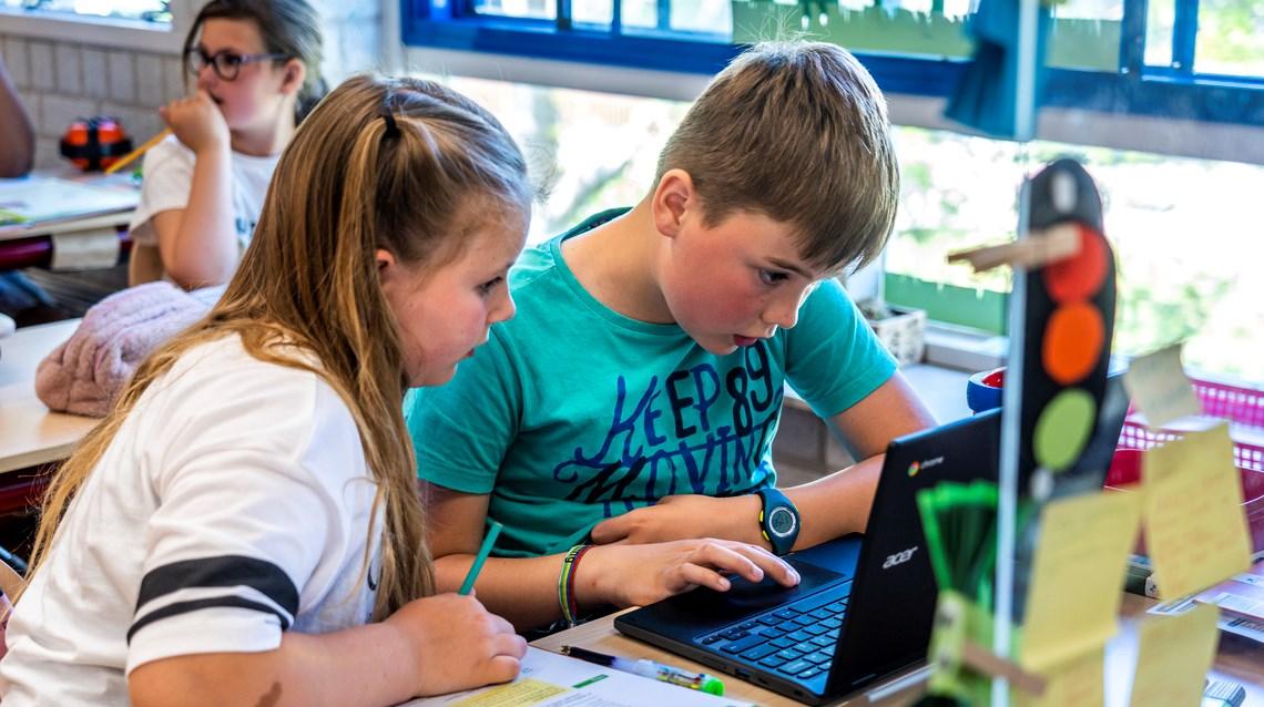 Leerlingen van 't Bolwerk in Leiderdorp werken samen aan een computeropdracht. Leerlingen van 't Bolwerk in Leiderdorp werken samen aan een computeropdracht.