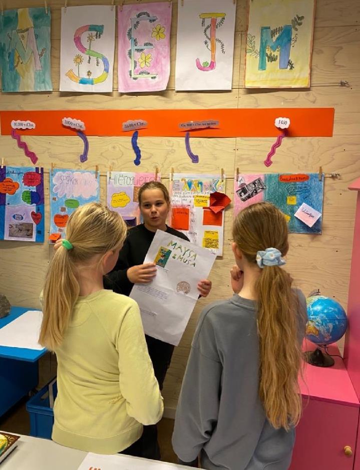 Leerlingen van 'T Paalhoofd' in Zoutelande presenteren enthousiast hun werk aan elkaar in de klas. Leerlingen van 'T Paalhoofd' in Zoutelande presenteren enthousiast hun werk aan elkaar in de klas.