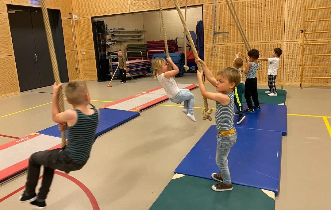 Leerlingen van 'T Paalhoofd' in Zoutelande spelen en bewegen op het schoolplein met touwen en matten. Leerlingen van 'T Paalhoofd' in Zoutelande spelen en bewegen op het schoolplein met touwen en matten.