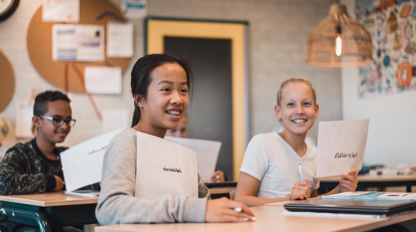 Leerlingen van 't Venne in Nieuw-Vennep tijdens de les met vrolijke gezichten. Leerlingen van 't Venne in Nieuw-Vennep tijdens de les met vrolijke gezichten.