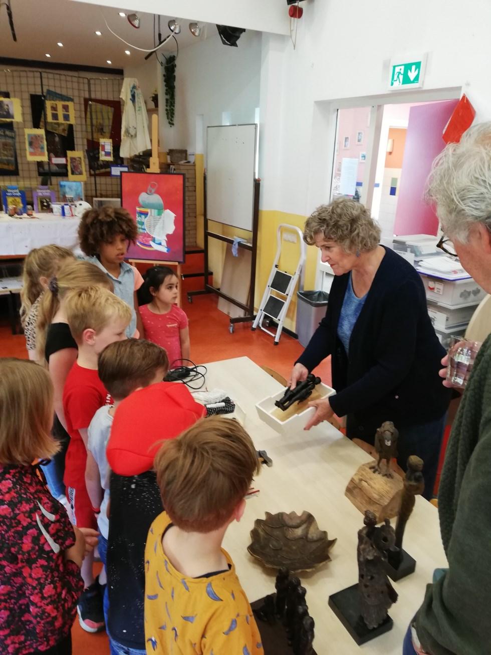 Leerlingen van TVH Jenaplanschool de Tandem in Hoorn leren over kunst voor een tafel vol sculpturen. Leerlingen van TVH Jenaplanschool de Tandem in Hoorn leren over kunst voor een tafel vol sculpturen.