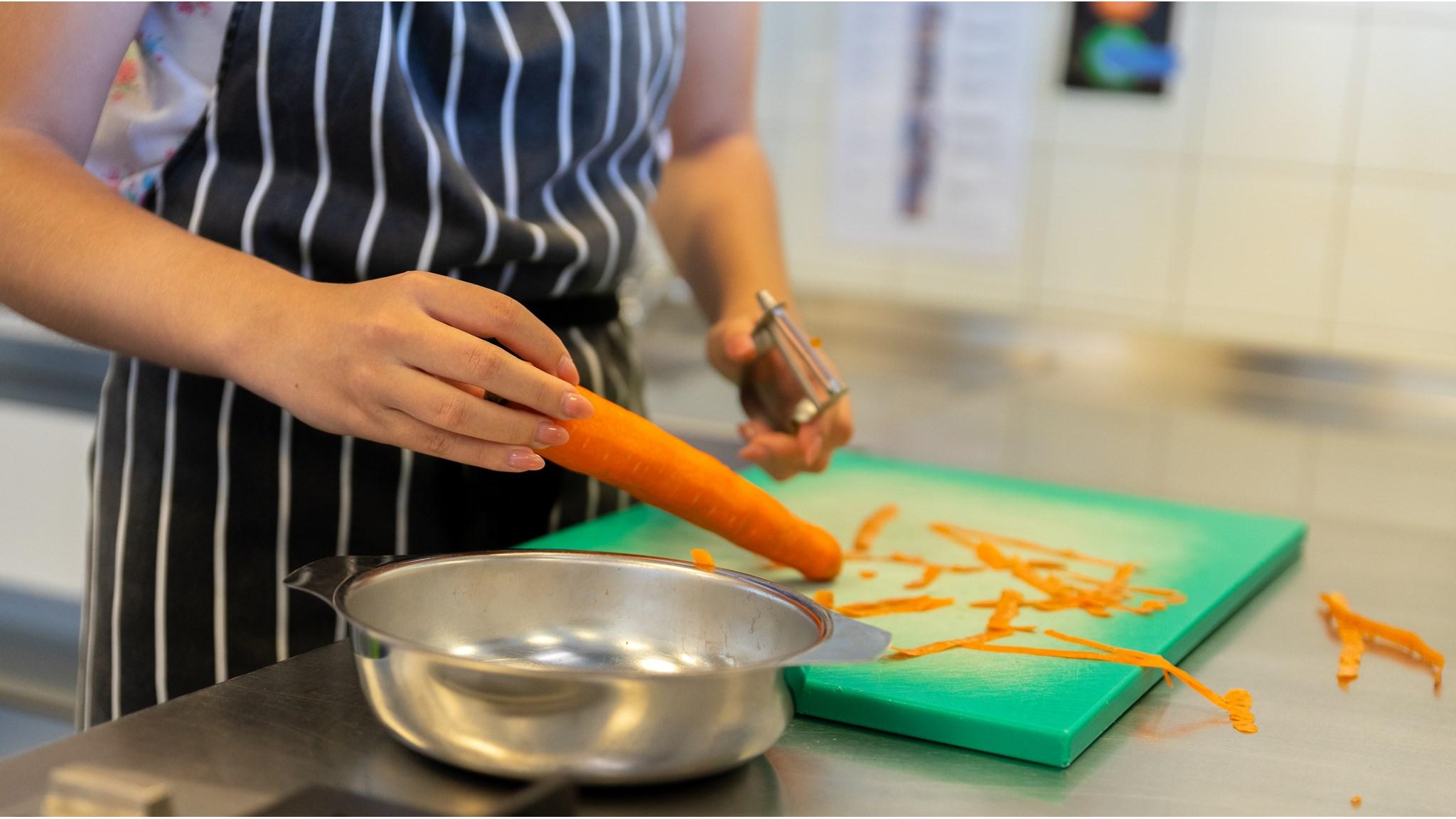 Leerlingen van VSO St. Jan Baptist in Kerkrade bereiden groenten voor in de keuken. Leerlingen van VSO St. Jan Baptist in Kerkrade bereiden groenten voor in de keuken.
