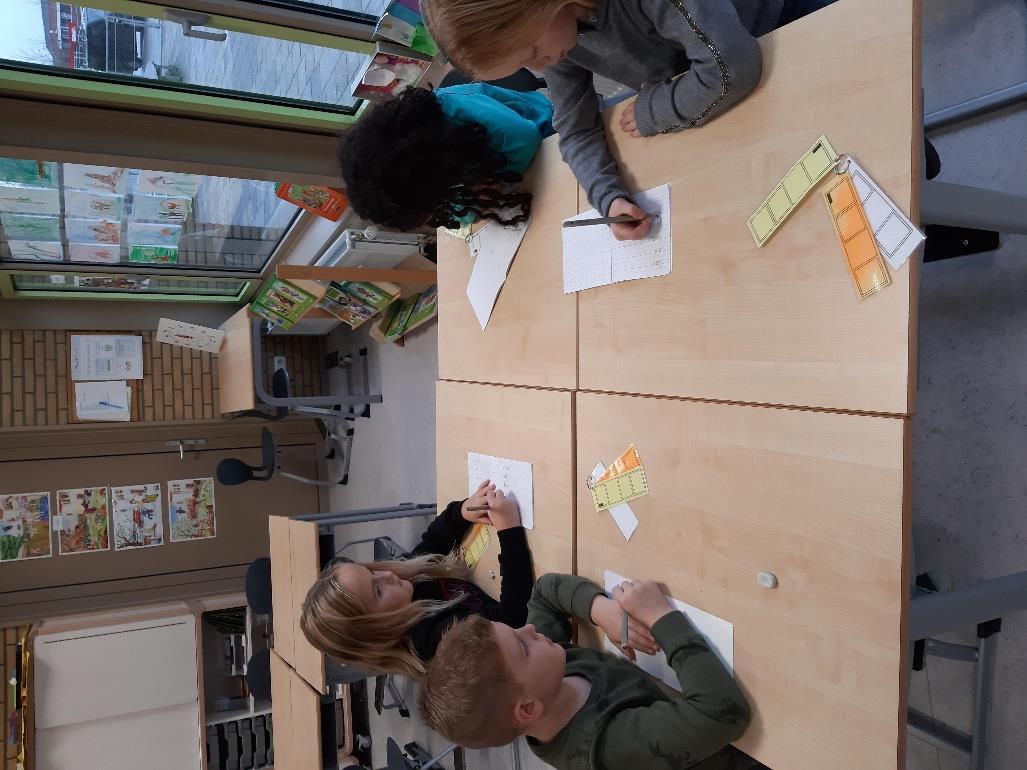 Leerlingen van Waadwizer in Tzummarum werken aan hun schoolwerk aan een tafel. Leerlingen van Waadwizer in Tzummarum werken aan hun schoolwerk aan een tafel.
