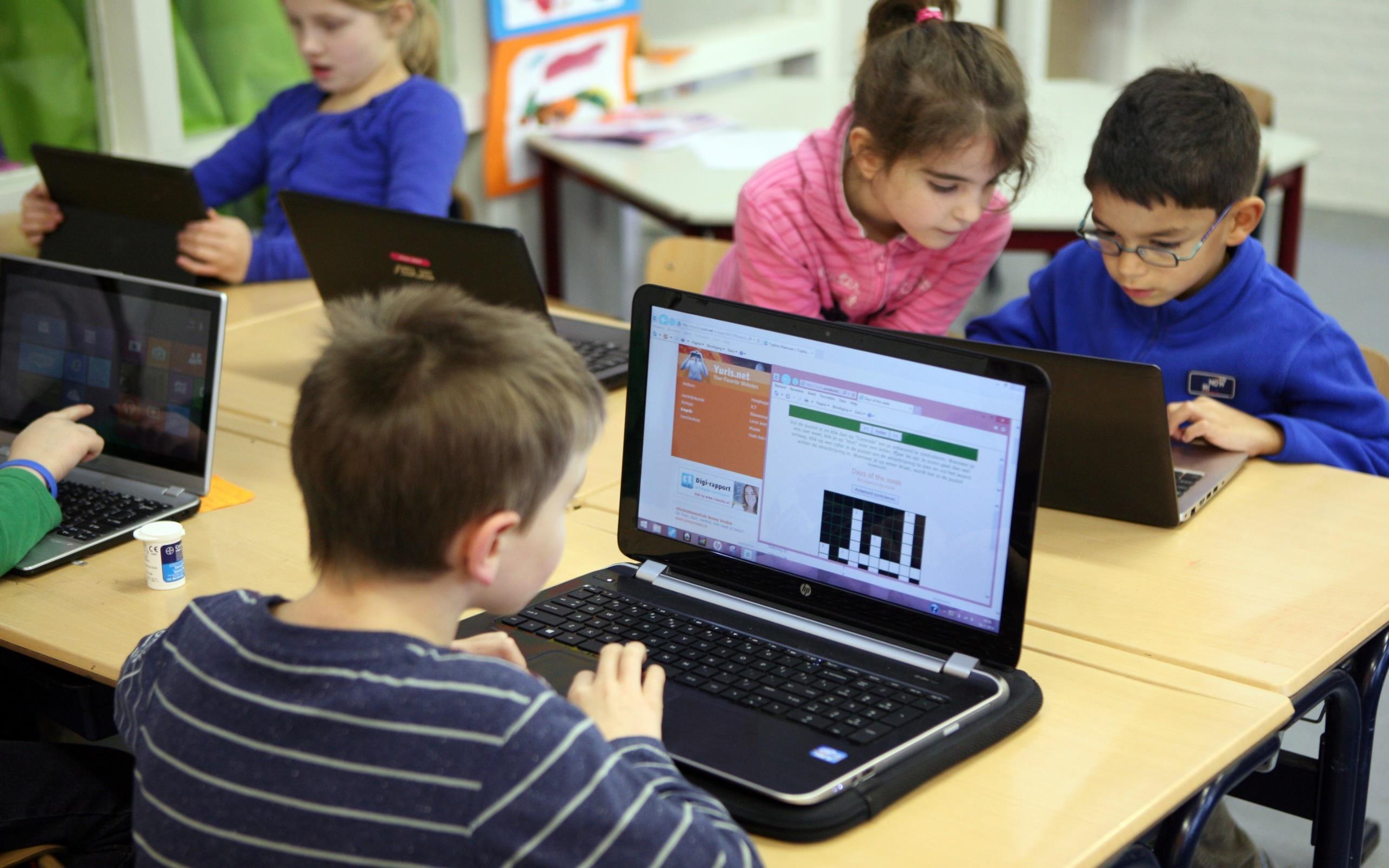 Leerlingen van WereldKidz Bontenest in Maarssen werken samen aan laptops in de klas. Leerlingen van WereldKidz Bontenest in Maarssen werken samen aan laptops in de klas.