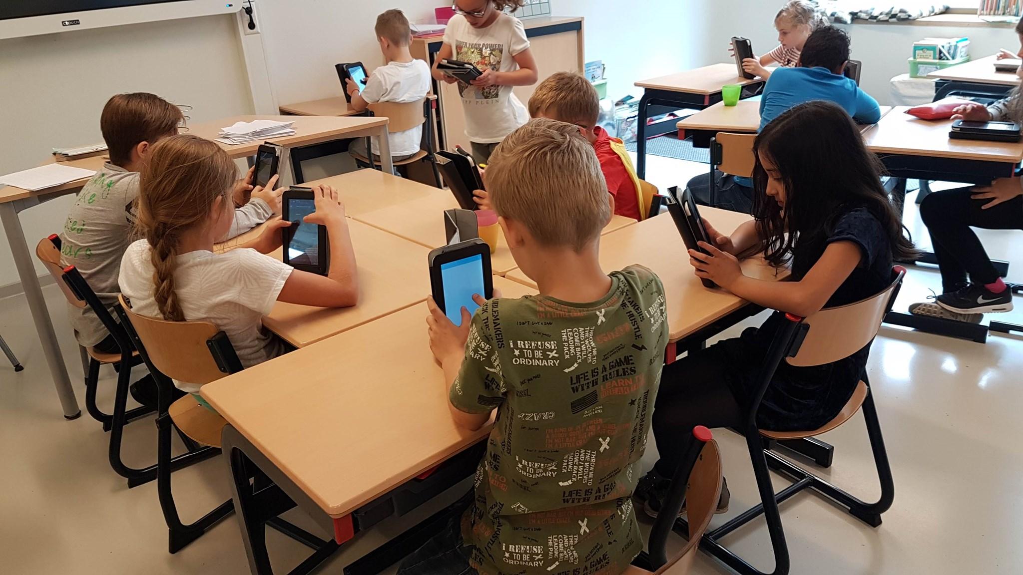 Leerlingen van Wereldwijs, algemeen christelijke basisschool in Bilthoven gebruiken tablets in de klas. Leerlingen van Wereldwijs, algemeen christelijke basisschool in Bilthoven gebruiken tablets in de klas.