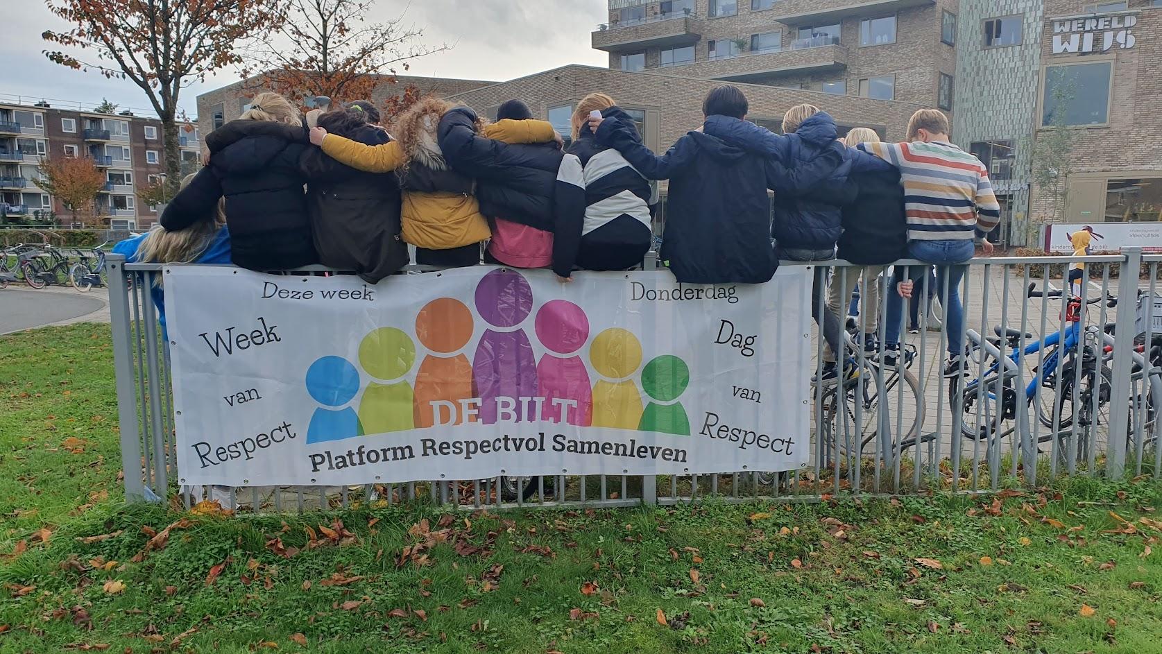 Leerlingen van Wereldwijs, algemeen christelijke basisschool in Bilthoven zitten op het hek tijdens de Week van Respect. Leerlingen van Wereldwijs, algemeen christelijke basisschool in Bilthoven zitten op het hek tijdens de Week van Respect.