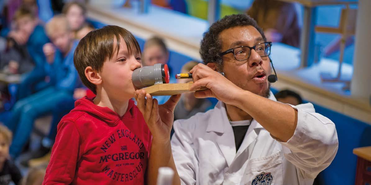 Leerlingen van Wethouder Van Eupen in Eindhoven ontdekken wetenschap tijdens een interactieve les. Leerlingen van Wethouder Van Eupen in Eindhoven ontdekken wetenschap tijdens een interactieve les.